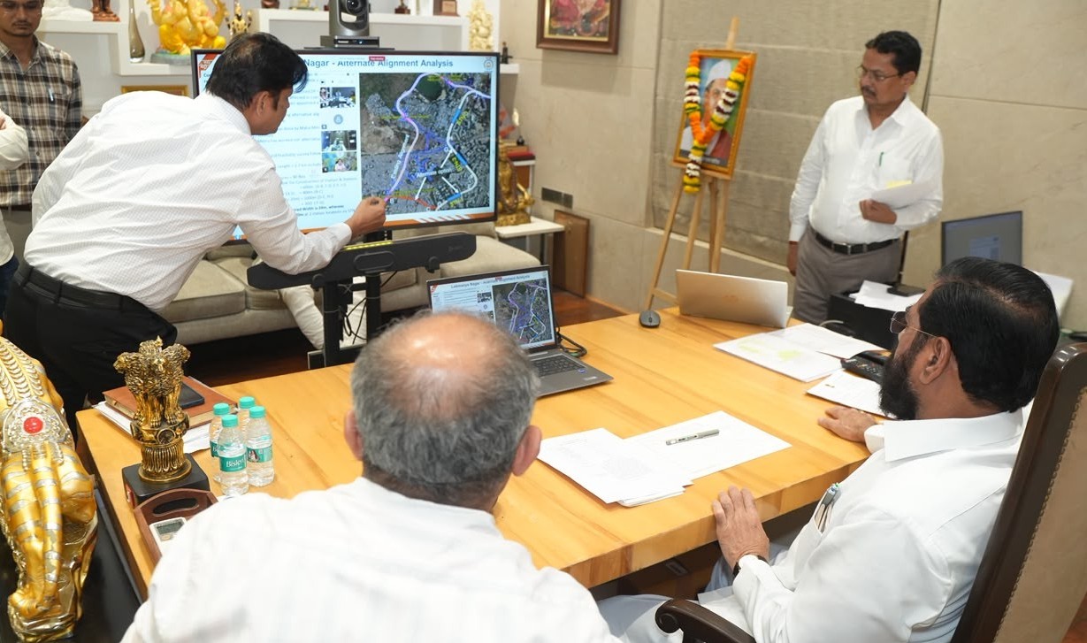 उपमुख्यमंत्री एकनाथ शिंदे ठाणे मेट्रो प्रकल्पाच्या पर्यायी मार्गाचा आढावा घेताना अधिकाऱ्यांसोबत बैठकीत.