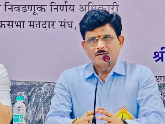 Krishna Jadhav, Electoral Registration Officer and District Collector (Stamps), Mumbai City, addresses a press briefing on the Special Intensive Revision (SIR) campaign in Bhaykhala.