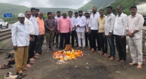 पवना बंदिस्त जलवाहिनी आंदोलनातील शहीदांना मुंबई–पुणे द्रुतगती महामार्गावर शिवसेना मावळ तालुक्याच्या पदाधिकाऱ्यांकडून आदरांजली