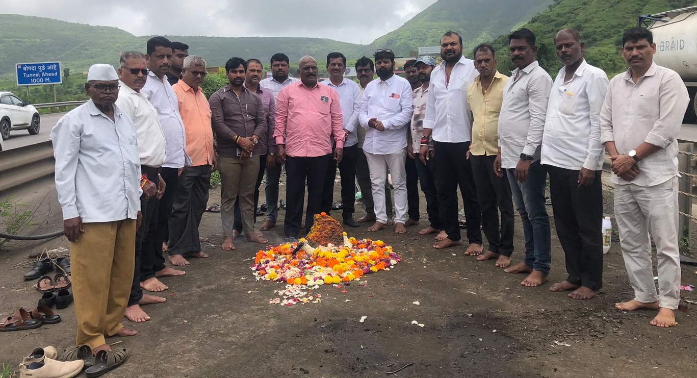 पवना बंदिस्त जलवाहिनी आंदोलनातील शहीदांना मुंबई–पुणे द्रुतगती महामार्गावर शिवसेना मावळ तालुक्याच्या पदाधिकाऱ्यांकडून आदरांजली