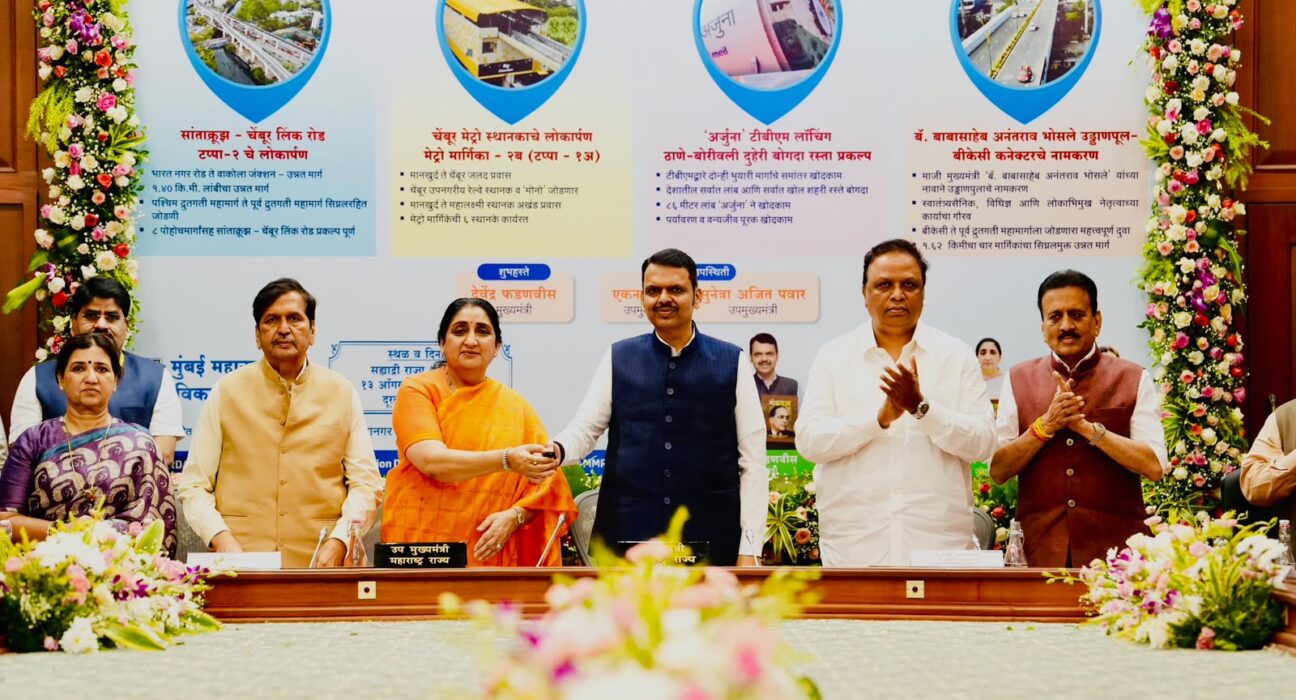 मुख्यमंत्री देवेंद्र फडणवीस मुंबईतील मेट्रो, उन्नत मार्ग आणि इतर पायाभूत प्रकल्पांच्या कार्यक्रमात उपस्थित असताना मंचावरील दृश्य.