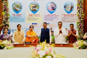 मुख्यमंत्री देवेंद्र फडणवीस मुंबईतील मेट्रो, उन्नत मार्ग आणि इतर पायाभूत प्रकल्पांच्या कार्यक्रमात उपस्थित असताना मंचावरील दृश्य.