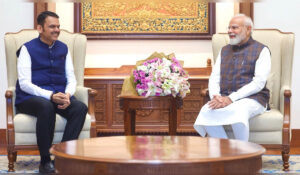 मुख्यमंत्री देवेंद्र फडणवीस आणि पंतप्रधान नरेंद्र मोदी दिल्लीतील बैठकीत महाराष्ट्रातील विकास प्रकल्पांवर चर्चा करताना.