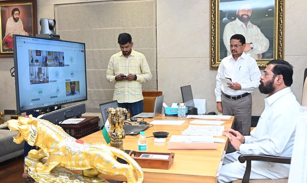 उपमुख्यमंत्री एकनाथ शिंदे गणेशोत्सवापूर्वी रस्त्यांवरील खड्डे आणि विसर्जन मार्गांच्या तयारीचा व्हिडिओ कॉन्फरन्सद्वारे आढावा घेताना.