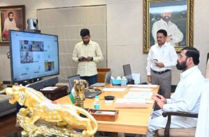 उपमुख्यमंत्री एकनाथ शिंदे गणेशोत्सवापूर्वी रस्त्यांवरील खड्डे आणि विसर्जन मार्गांच्या तयारीचा व्हिडिओ कॉन्फरन्सद्वारे आढावा घेताना.