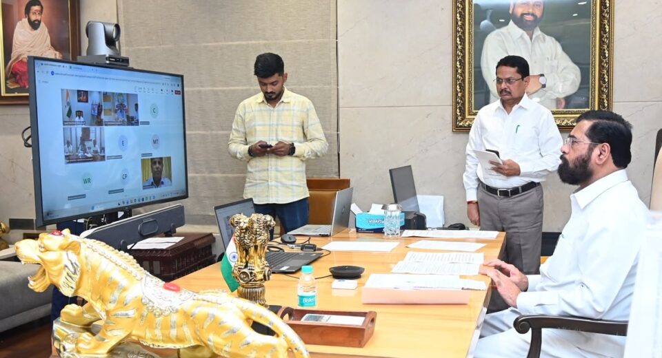 उपमुख्यमंत्री एकनाथ शिंदे गणेशोत्सवापूर्वी रस्त्यांवरील खड्डे आणि विसर्जन मार्गांच्या तयारीचा व्हिडिओ कॉन्फरन्सद्वारे आढावा घेताना.