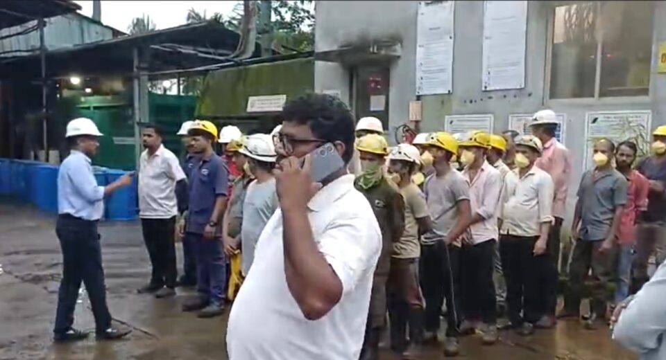 महाड MIDCतील Indo Amines कंपनीत वायूगळतीच्या घटनेनंतर कंपनी परिसरात एकत्र आलेले कामगार आणि कर्मचारी