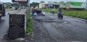 महाड बस स्थानक ते राष्ट्रीय महामार्ग मार्गावरील खड्डेमय रस्त्यावर पावसाळ्यात सुरू असलेले दुरुस्तीचे काम