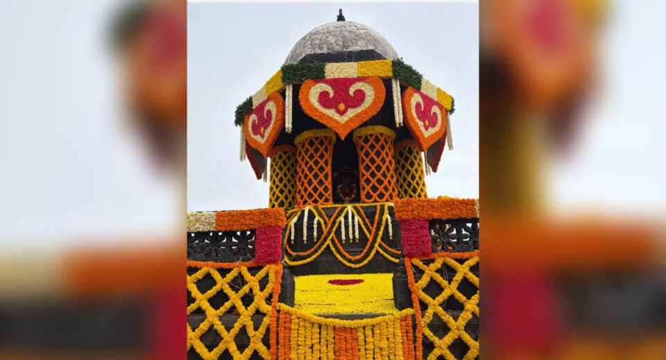 किल्ले रायगडावरील छत्रपती शिवाजी महाराजांचे सिंहासन आणि राजसदर परिसराचे संग्रहित छायाचित्र