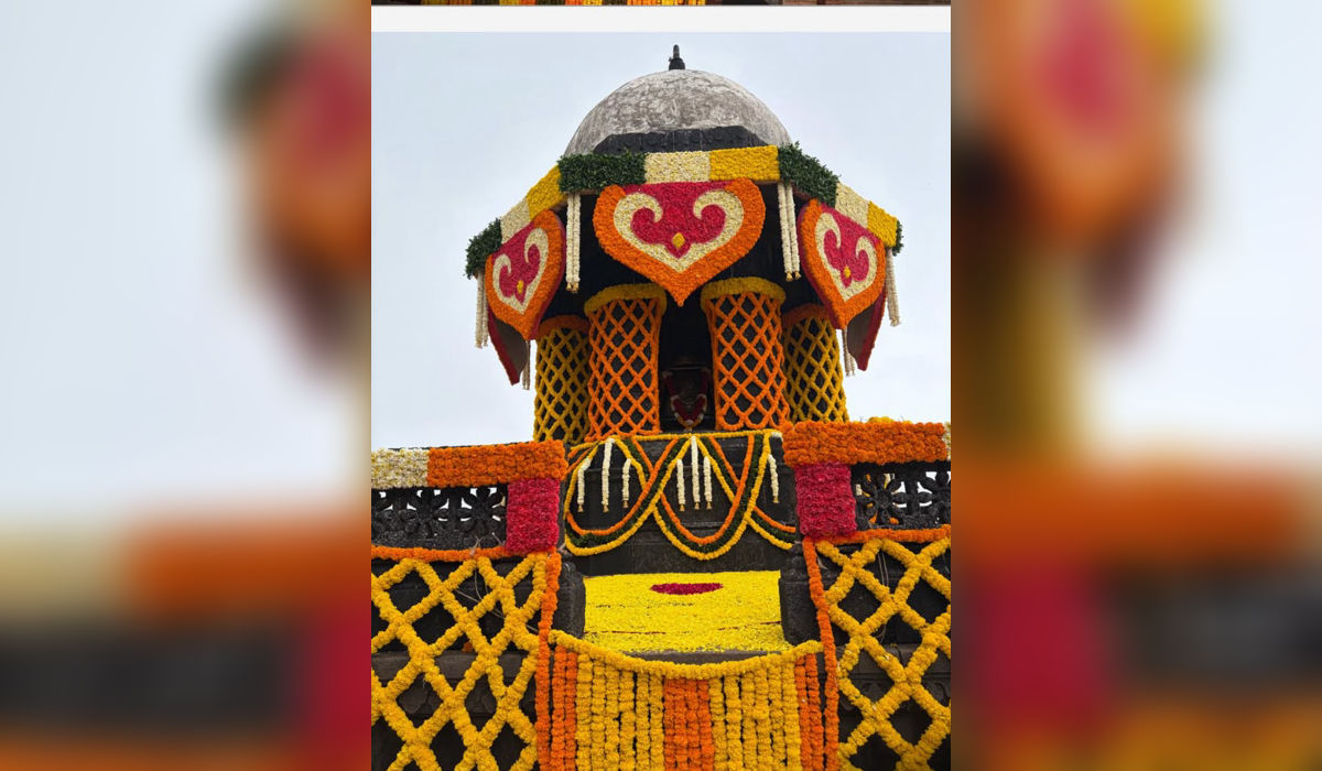 किल्ले रायगडावरील छत्रपती शिवाजी महाराजांचे सिंहासन आणि राजसदर परिसराचे संग्रहित छायाचित्र