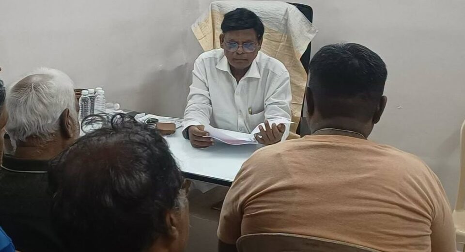 बहुजन रिपब्लिकन सोशलिस्ट पार्टीचे अध्यक्ष डॉ. सुरेश माने मुंबईतील वरळी कार्यालयात पदाधिकाऱ्यांच्या बैठकीत