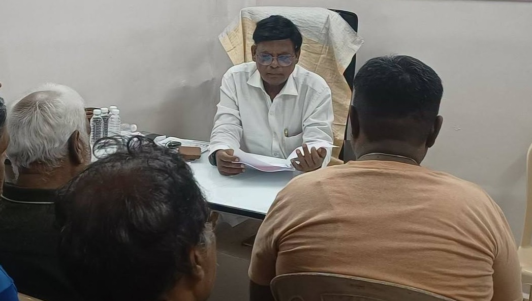 बहुजन रिपब्लिकन सोशलिस्ट पार्टीचे अध्यक्ष डॉ. सुरेश माने मुंबईतील वरळी कार्यालयात पदाधिकाऱ्यांच्या बैठकीत
