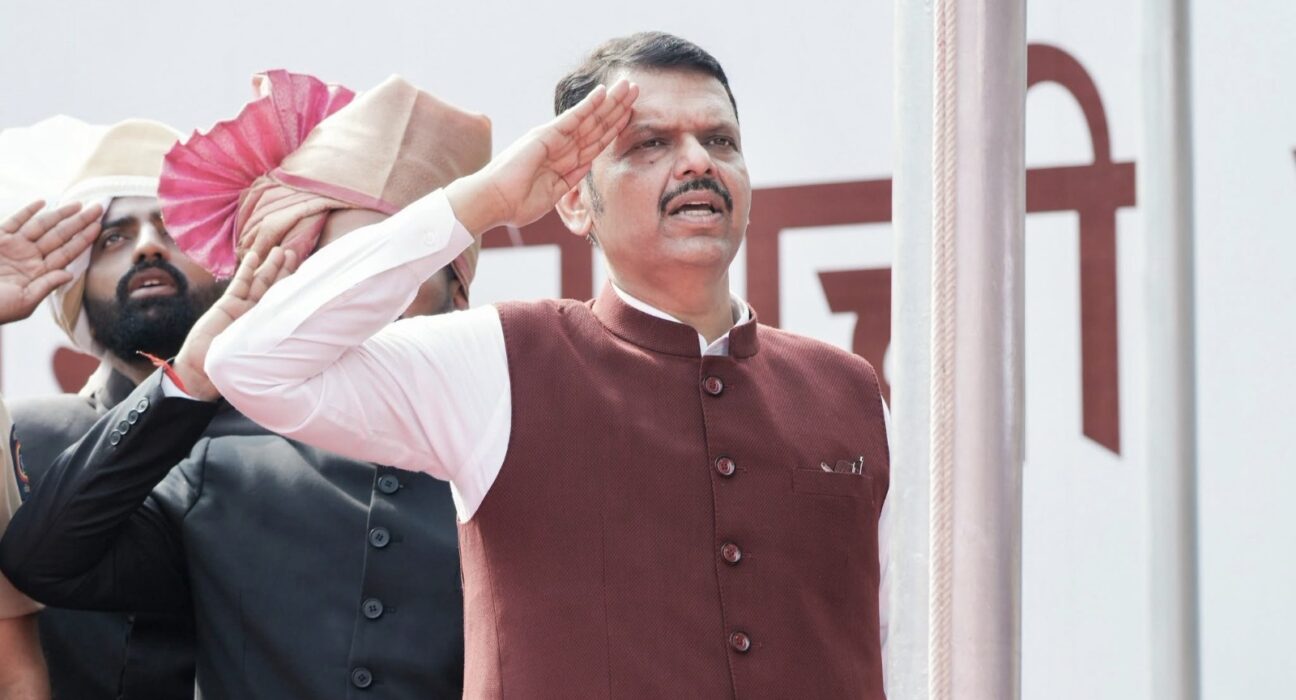 मुख्यमंत्री देवेंद्र फडणवीस छत्रपती संभाजीनगर येथे मराठवाडा मुक्तिसंग्राम दिनानिमित्त ध्वजवंदन करताना