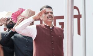 मुख्यमंत्री देवेंद्र फडणवीस छत्रपती संभाजीनगर येथे मराठवाडा मुक्तिसंग्राम दिनानिमित्त ध्वजवंदन करताना