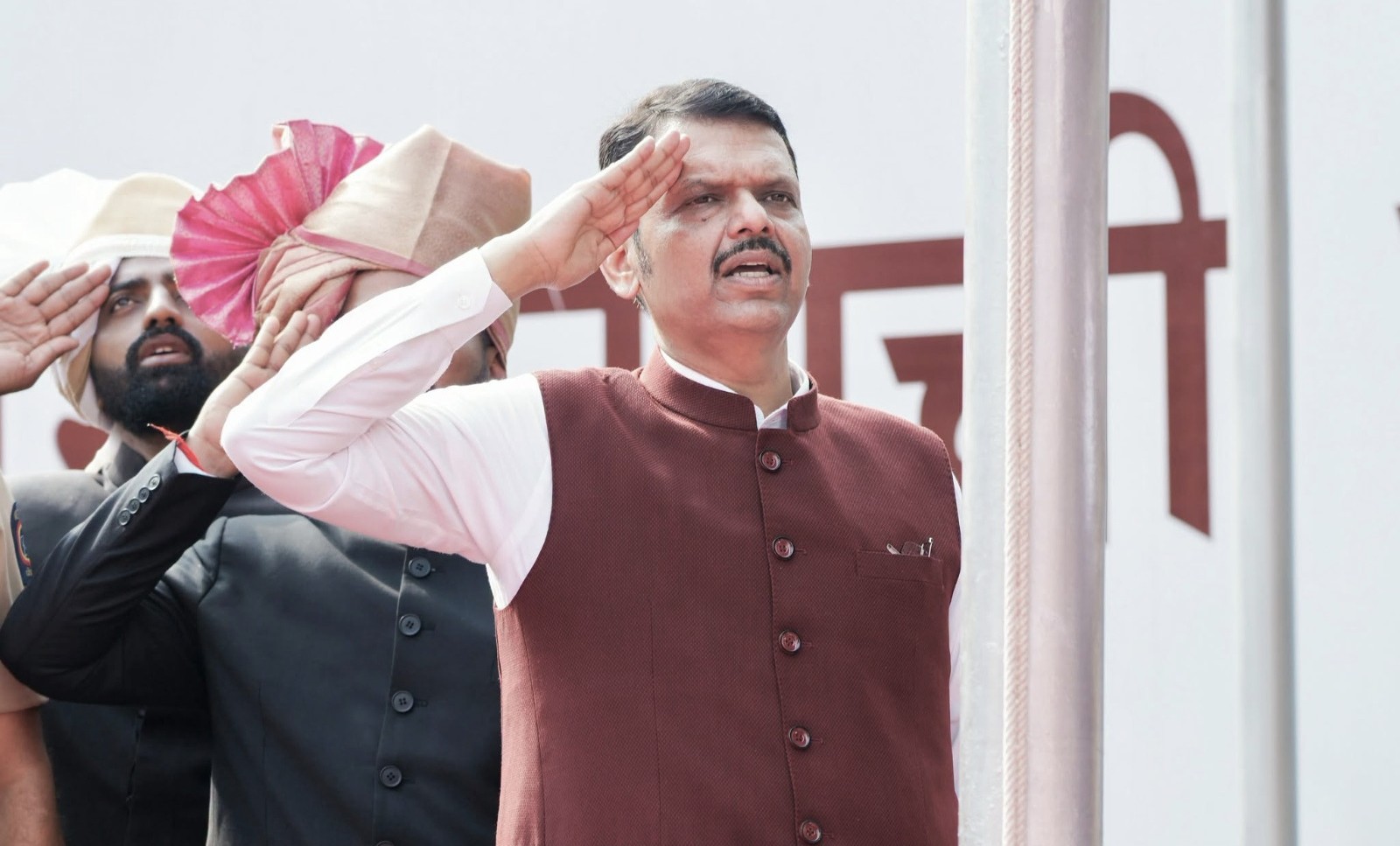 मुख्यमंत्री देवेंद्र फडणवीस छत्रपती संभाजीनगर येथे मराठवाडा मुक्तिसंग्राम दिनानिमित्त ध्वजवंदन करताना