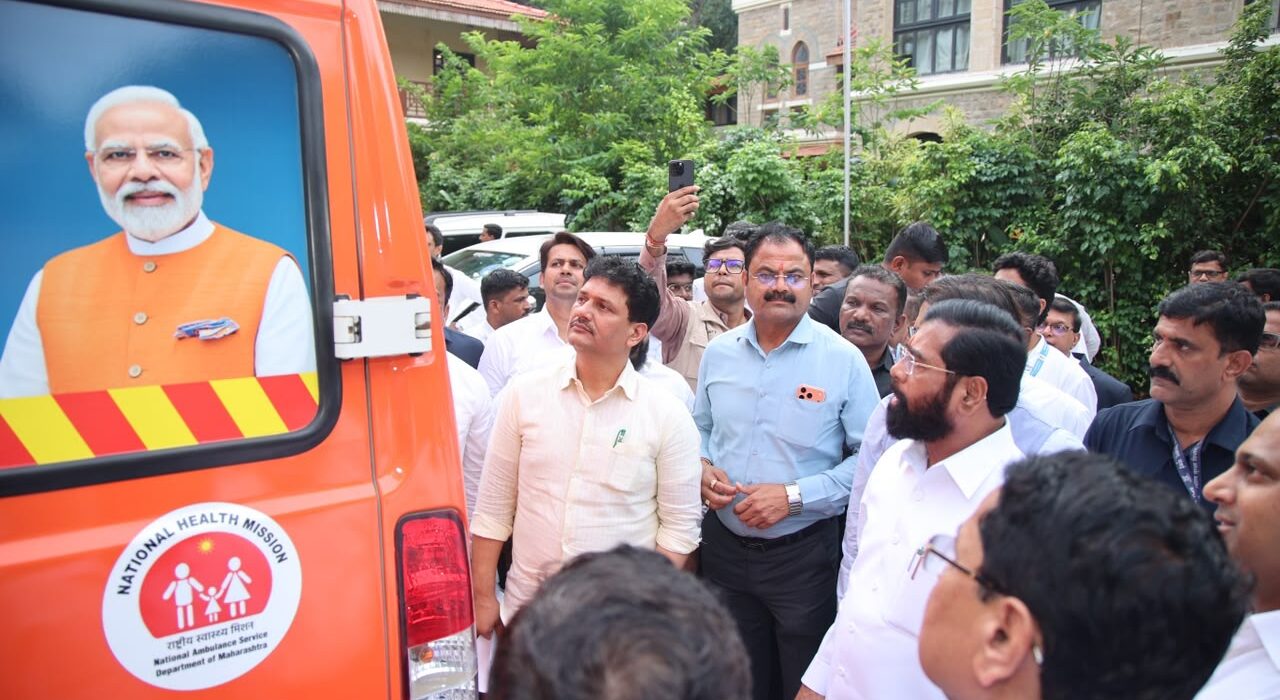 महाराष्ट्रातील नव्या 108 रुग्णवाहिकेची पाहणी करताना उपमुख्यमंत्री एकनाथ शिंदे; वाहनाच्या मागील भागावर पंतप्रधान नरेंद्र मोदी यांचे छायाचित्र