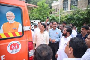 महाराष्ट्रातील नव्या 108 रुग्णवाहिकेची पाहणी करताना उपमुख्यमंत्री एकनाथ शिंदे; वाहनाच्या मागील भागावर पंतप्रधान नरेंद्र मोदी यांचे छायाचित्र