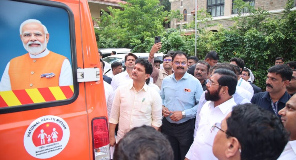महाराष्ट्रातील नव्या 108 रुग्णवाहिकेची पाहणी करताना उपमुख्यमंत्री एकनाथ शिंदे; वाहनाच्या मागील भागावर पंतप्रधान नरेंद्र मोदी यांचे छायाचित्र