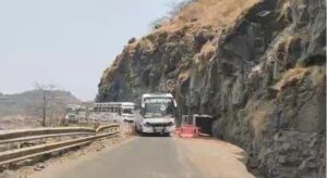 वरंधा घाटातील अरुंद डोंगरी रस्त्यावरून जाणाऱ्या प्रवासी बसेस