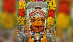 नांदेड जिल्ह्यातील माहूरगडावरील श्री रेणुकामाता मंदिरातील फुलांनी सजवलेली देवीची मूर्ती