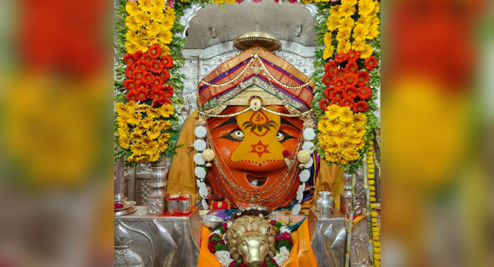 नांदेड जिल्ह्यातील माहूरगडावरील श्री रेणुकामाता मंदिरातील फुलांनी सजवलेली देवीची मूर्ती