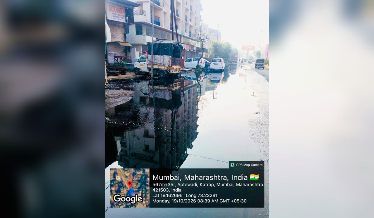 बदलापूरच्या कात्रप परिसरात १९ ऑक्टोबर २०२६ रोजी रस्त्यावर मोठ्या प्रमाणात साचलेले काळसर पाणी आणि बाजूला उभी असलेली वाहने.