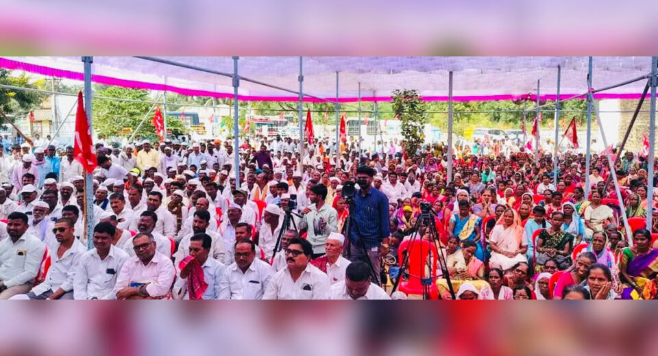 दुष्काळी मदत, पीकविमा भरपाई, शेतकऱ्यांना प्रोत्साहन अनुदान आणि जमिनींच्या हक्कांसाठी अकोले येथे आयोजित किसान सभेच्या महामुक्काम सत्याग्रहातील उपस्थिती.