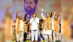 शिवसेनेच्या दसरा मेळाव्यात उपमुख्यमंत्री एकनाथ शिंदे आणि पक्षाचे वरिष्ठ नेते व्यासपीठावर