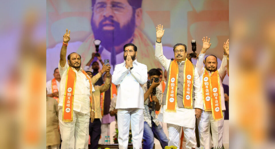 शिवसेनेच्या दसरा मेळाव्यात उपमुख्यमंत्री एकनाथ शिंदे आणि पक्षाचे वरिष्ठ नेते व्यासपीठावर