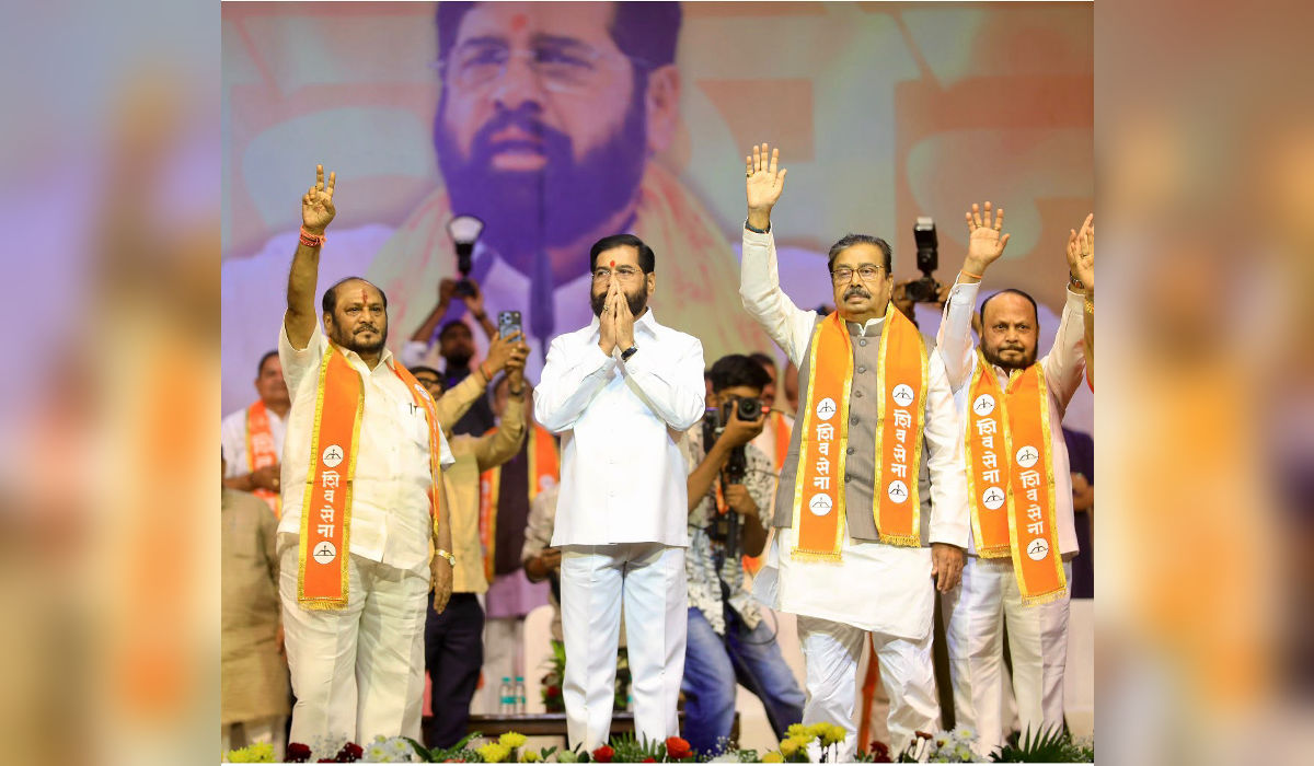 शिवसेनेच्या दसरा मेळाव्यात उपमुख्यमंत्री एकनाथ शिंदे आणि पक्षाचे वरिष्ठ नेते व्यासपीठावर