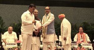 महाराष्ट्रातील दुष्काळी परिस्थितीबाबत केंद्रीय कृषिमंत्री शिवराज सिंह चौहान यांना निवेदन सादर करताना कृषिमंत्री दत्तात्रय भरणे.