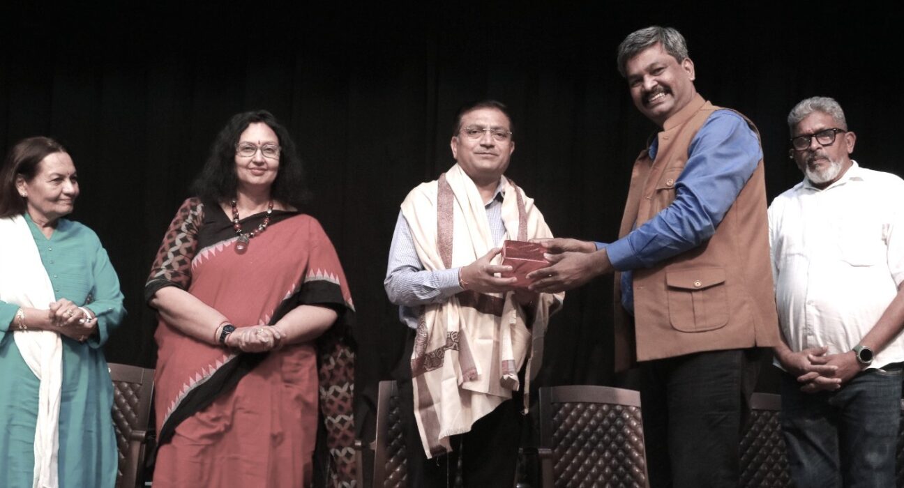 मुंबई मराठी पत्रकार संघाच्या नाट्य शुक्रवार उपक्रमाच्या दुसऱ्या पर्वाच्या उद्घाटन सोहळ्यात उपस्थित मान्यवर