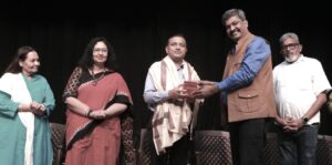 मुंबई मराठी पत्रकार संघाच्या नाट्य शुक्रवार उपक्रमाच्या दुसऱ्या पर्वाच्या उद्घाटन सोहळ्यात उपस्थित मान्यवर