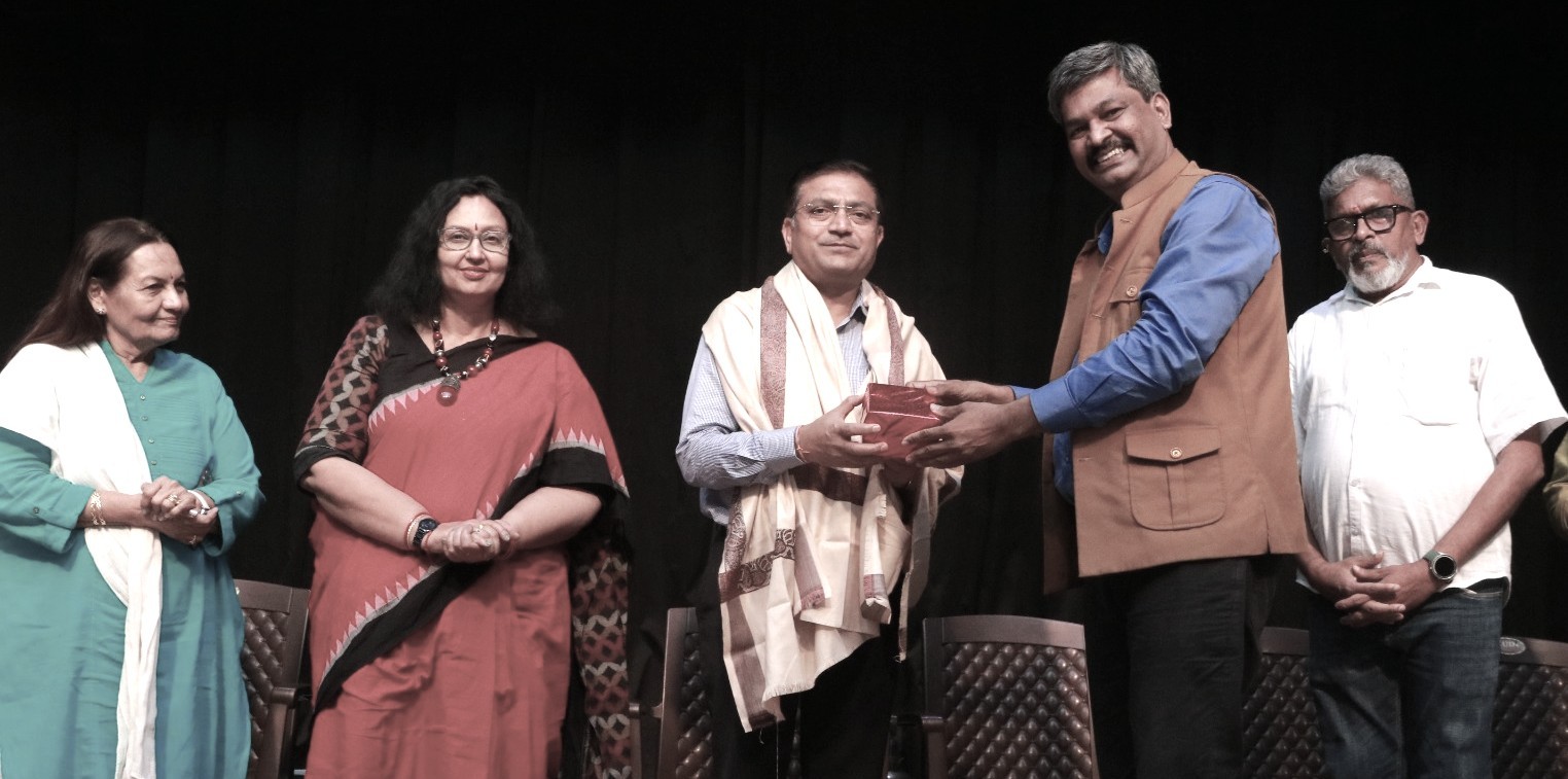 मुंबई मराठी पत्रकार संघाच्या नाट्य शुक्रवार उपक्रमाच्या दुसऱ्या पर्वाच्या उद्घाटन सोहळ्यात उपस्थित मान्यवर
