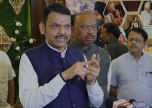 नागपूर येथे प्रसारमाध्यमांशी संवाद साधताना मुख्यमंत्री देवेंद्र फडणवीस; ईव्हीएम वादावरून काँग्रेस आणि राहुल गांधींवर टीका