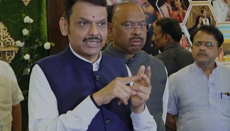 नागपूर येथे प्रसारमाध्यमांशी संवाद साधताना मुख्यमंत्री देवेंद्र फडणवीस; ईव्हीएम वादावरून काँग्रेस आणि राहुल गांधींवर टीका