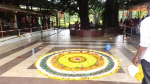 महाड-रायगड मार्गावरील तळोशी गावातील रंगू माता मंदिर परिसरात सजवलेली फुलांची रांगोळी