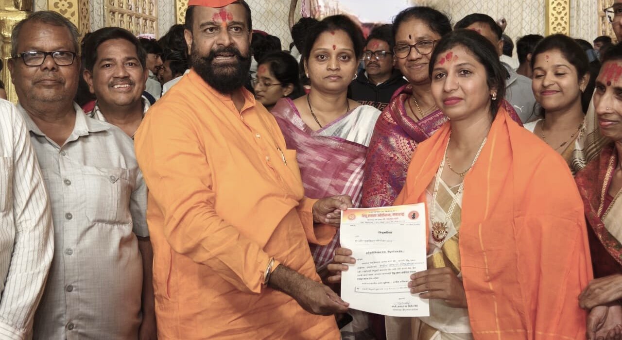 हिंदू एकता आंदोलनच्या सातारा महिला आघाडी जिल्हाध्यक्षपदी नियुक्तीनंतर अस्मिता लाड यांना नियुक्तीपत्र देताना नितीन शिंदे