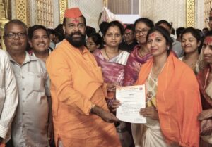हिंदू एकता आंदोलनच्या सातारा महिला आघाडी जिल्हाध्यक्षपदी नियुक्तीनंतर अस्मिता लाड यांना नियुक्तीपत्र देताना नितीन शिंदे