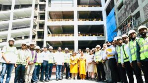 मुंबईतील मनोरा आमदार निवासाच्या पुनर्बांधणी प्रकल्पाच्या बांधकामस्थळी अधिकारी आणि अभियंत्यांची उपस्थिती