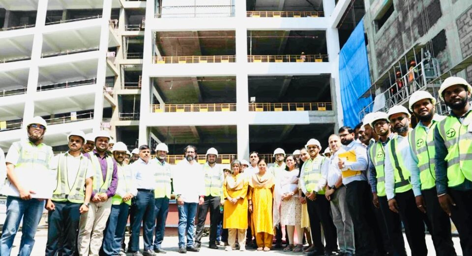 मुंबईतील मनोरा आमदार निवासाच्या पुनर्बांधणी प्रकल्पाच्या बांधकामस्थळी अधिकारी आणि अभियंत्यांची उपस्थिती