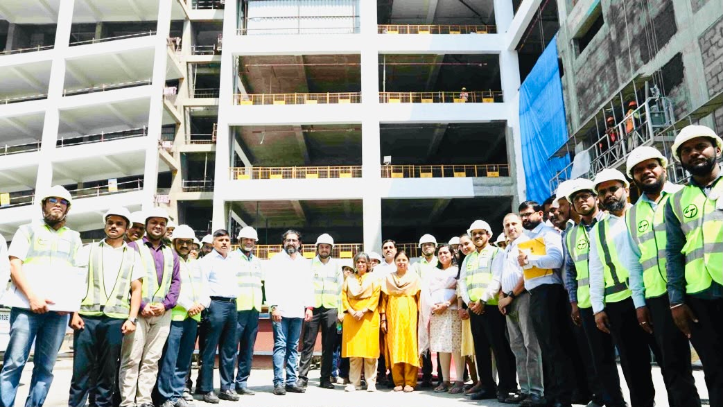 मुंबईतील मनोरा आमदार निवासाच्या पुनर्बांधणी प्रकल्पाच्या बांधकामस्थळी अधिकारी आणि अभियंत्यांची उपस्थिती