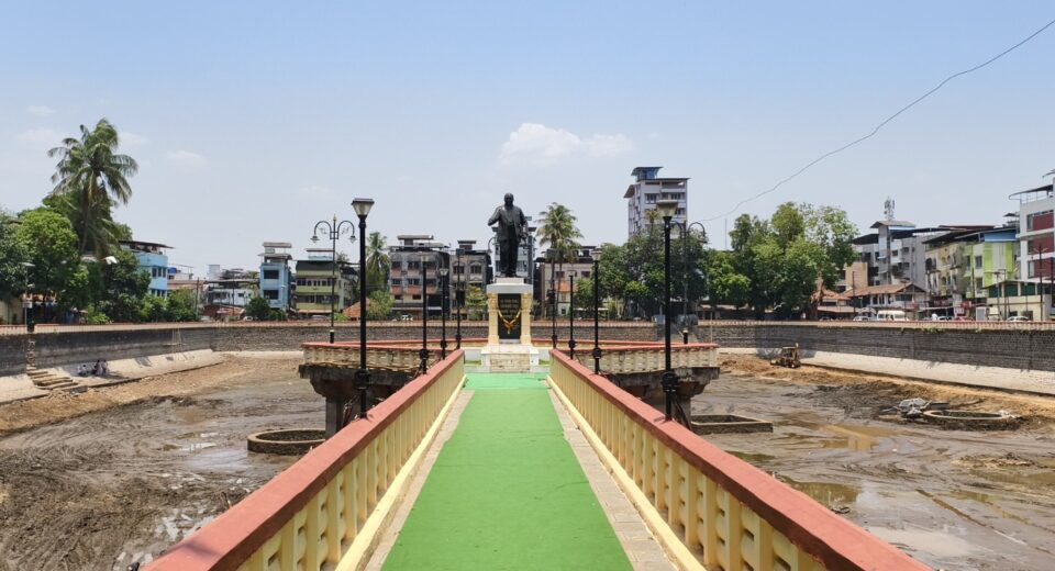 महाडच्या ऐतिहासिक चवदार तळ्यात डॉ. बाबासाहेब आंबेडकरांच्या पुतळ्याभोवती सुरू असलेली सुशोभीकरण आणि विकासकामे