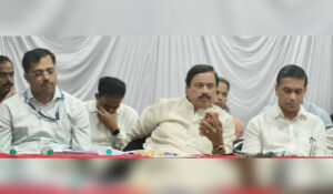 महाड MIDCतील औद्योगिक सुरक्षा आणि वारंवारच्या दुर्घटनांबाबत आयोजित आढावा बैठकीत उपस्थित लोकप्रतिनिधी आणि अधिकारी