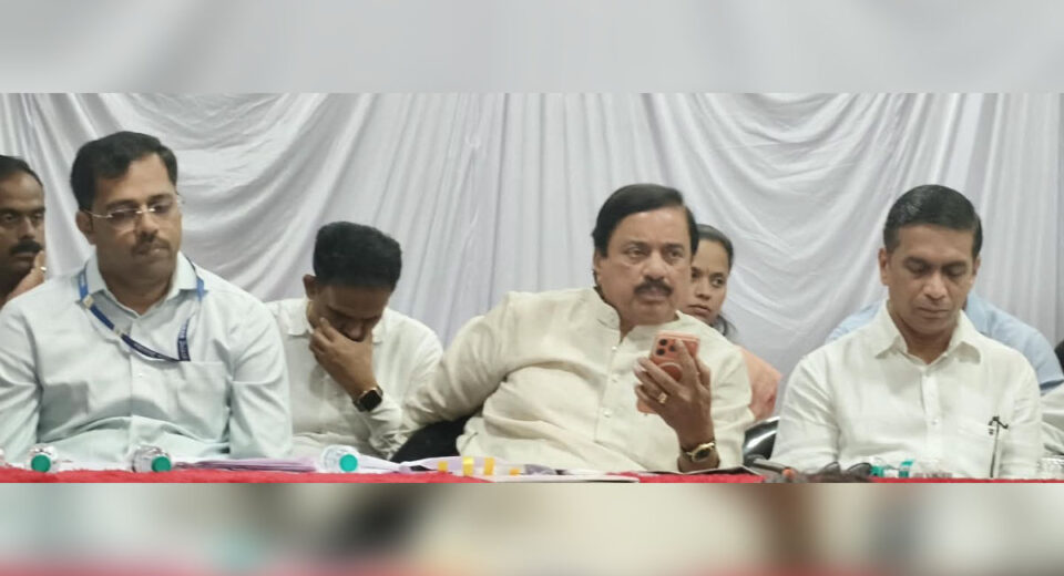 महाड MIDCतील औद्योगिक सुरक्षा आणि वारंवारच्या दुर्घटनांबाबत आयोजित आढावा बैठकीत उपस्थित लोकप्रतिनिधी आणि अधिकारी