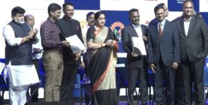 महाराष्ट्र इन्व्हेस्टमेंट समिटमध्ये मुख्यमंत्री देवेंद्र फडणवीस यांच्या उपस्थितीत सामंजस्य करारांची देवाणघेवाण