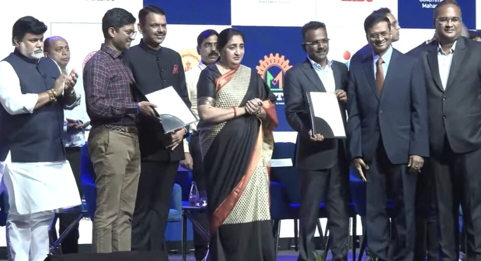 महाराष्ट्र इन्व्हेस्टमेंट समिटमध्ये मुख्यमंत्री देवेंद्र फडणवीस यांच्या उपस्थितीत सामंजस्य करारांची देवाणघेवाण